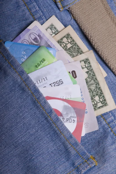 Кредитная карта и деньги в кармане — стоковое фото