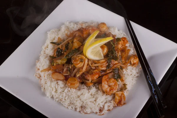 Kip en garnalen saus geserveerd met rijst — Stockfoto