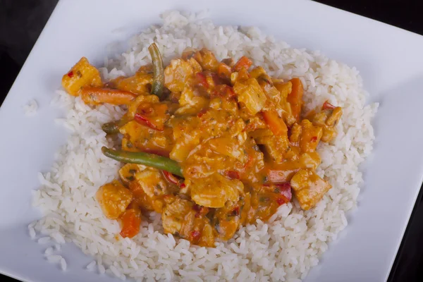 Huhn in rotem Thai-Curry mit Reis — Stockfoto