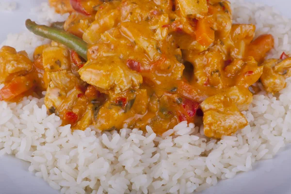 Kip in rode Thaise curry met rijst — Stockfoto