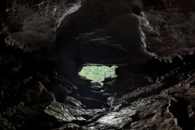 bir mağara içinde