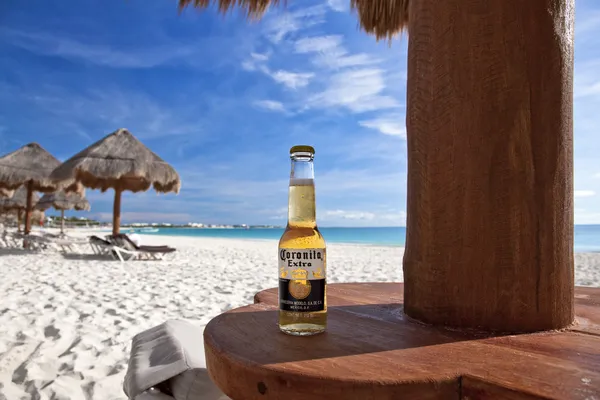 Corona op het strand — Stockfoto