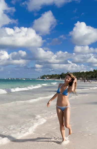 Счастливая сексуальная улыбающаяся женщина, идущая по пляжу — стоковое фото