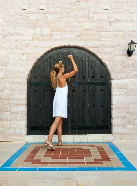 Donna bussare porta antica in legno — Foto Stock