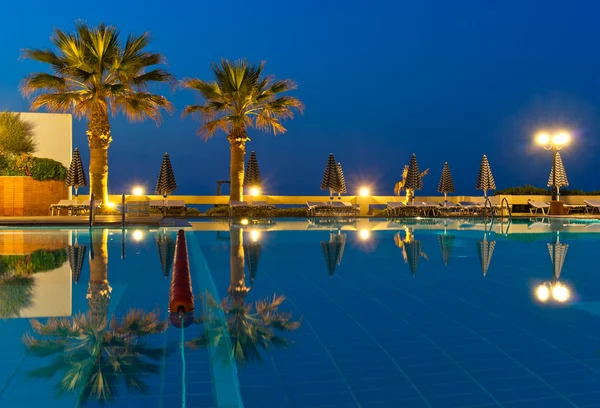 Vue sur la piscine de luxe au coucher du soleil — Photo