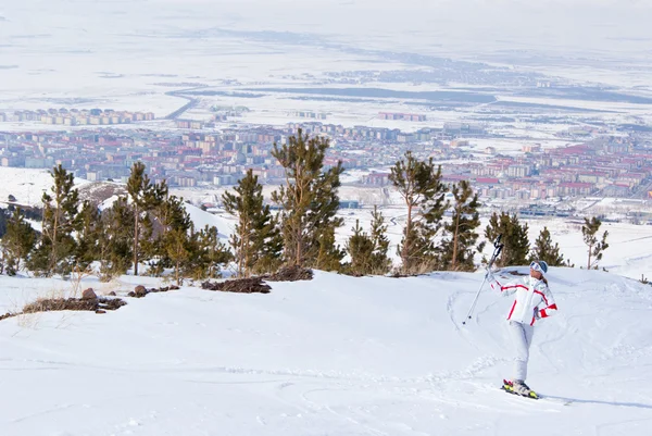 Schöne Skifahrerin posiert auf dem Gipfel des Berges in Palandoken — Stockfoto