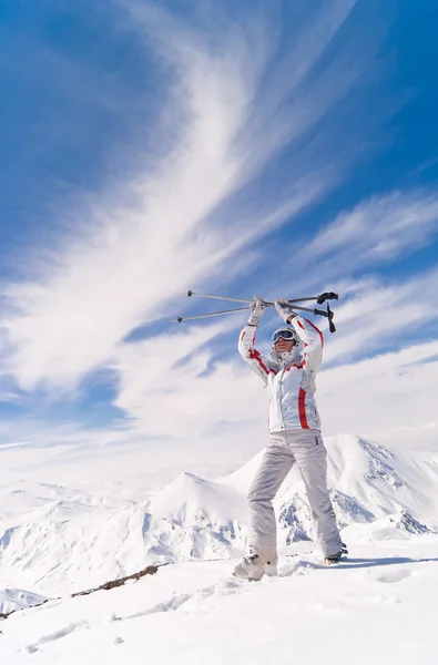 Femme skieuse au sommet de la montagne — Photo