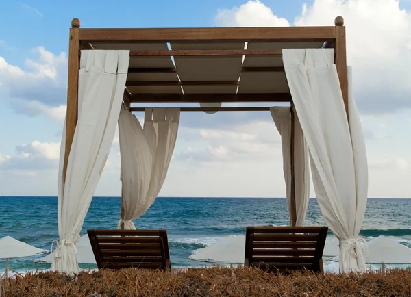 Pavilon pro odpočinek na pláži v letovisku — Stock fotografie