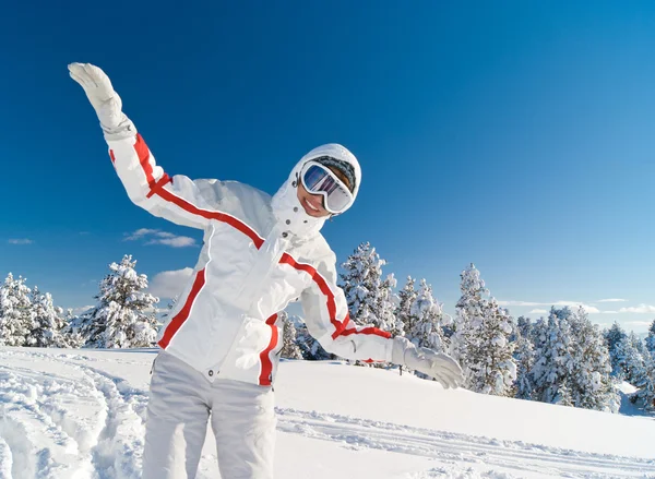Mulher brincalhão esquiador voar no topo da montanha — Fotografia de Stock
