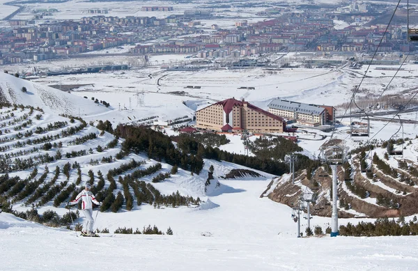 Mujer esquiadora posando en pista en estación de esquí turco. Palandoken. . —  Fotos de Stock