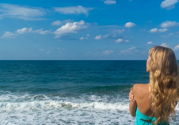 Mulher sexy em uma praia olhando longe no horizonte — Fotografia de Stock