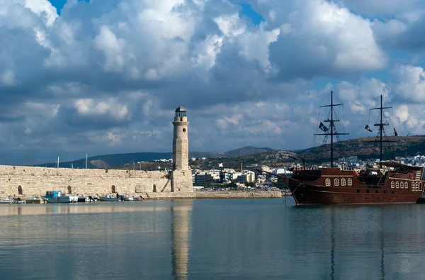 View of lighthouse in the Venetian Harbor Of Rethymnon — Stock Photo, Image