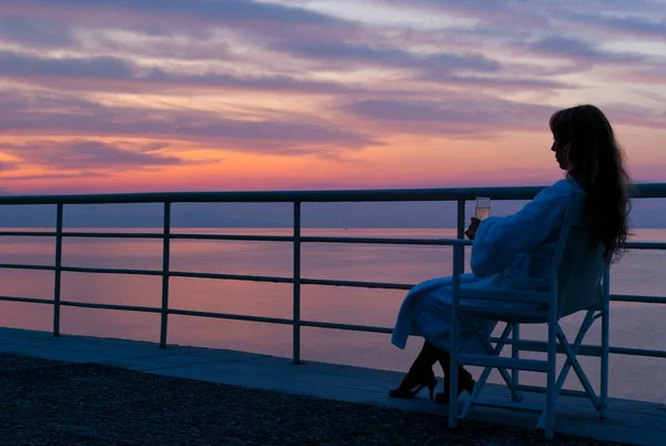 Жінка дивиться міфічний барвистий захід сонця — стокове фото