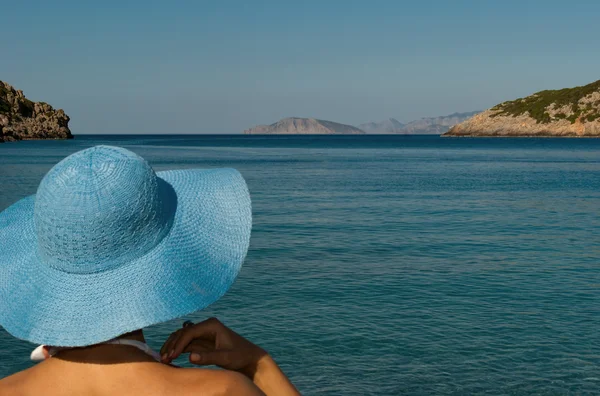 Retrato de mulher na praia do Mediterrâneo — Fotografia de Stock