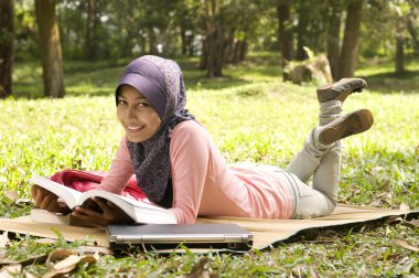 güzel genç Müslüman Bayan uzan biraz okuma