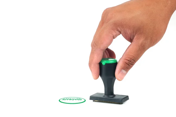 Hand houden goedgekeurd stempel in groene kleur — Stockfoto