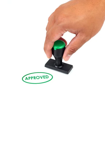 Hand houden goedgekeurd stempel in groene kleur — Stockfoto