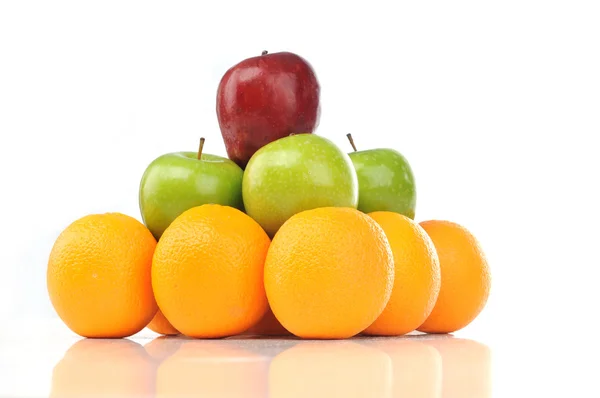 Pirámide colorida de frutas de naranja, manzana roja y manzana verde — Foto de Stock