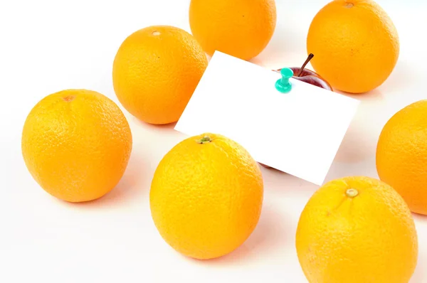 Apple met aantekeningen op papier binnen groep van Oranje — Stockfoto