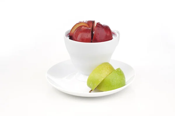 内部リンゴのスライスと新鮮なジュースのカップ — ストック写真