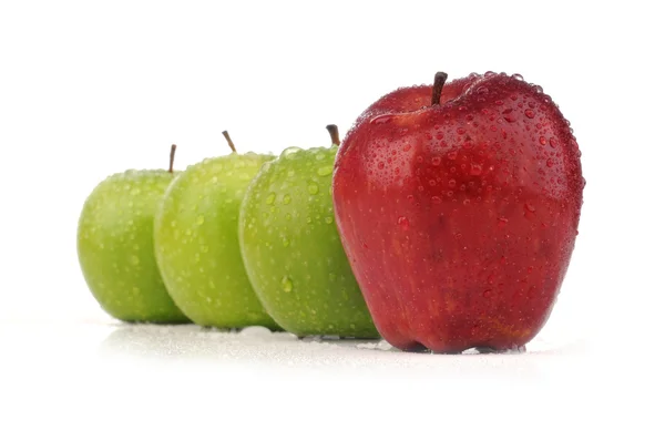 Manzana roja jugosa en una pila de manzana verde — Foto de Stock
