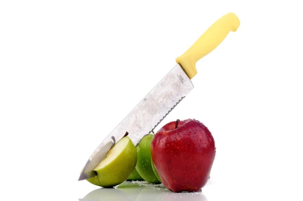 Cuchillo de manzanas frescas cortadas — Foto de Stock