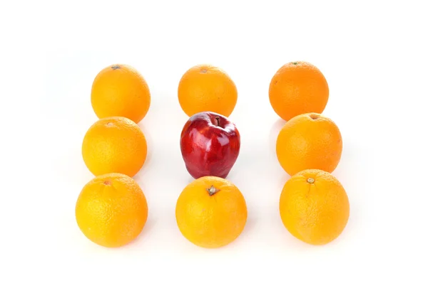 Manzana roja en medio de la naranja —  Fotos de Stock
