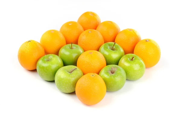 Fruta fresca de naranja y verde manzana en forma de flecha hacia adelante — Foto de Stock