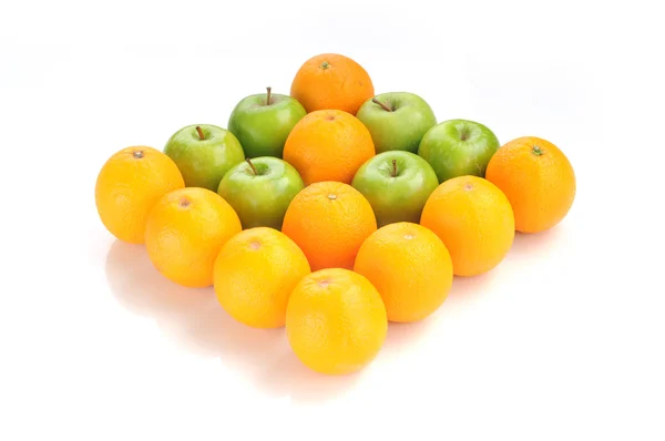 Taze meyve, portakal ve elma yeşil ok şekli — Stok fotoğraf