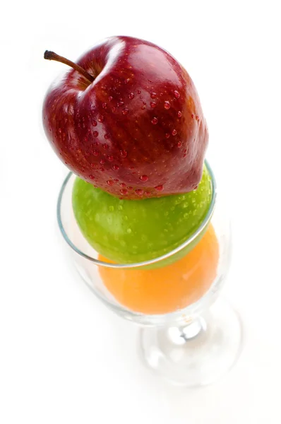 Frutas jugosas en copa de vino — Foto de Stock