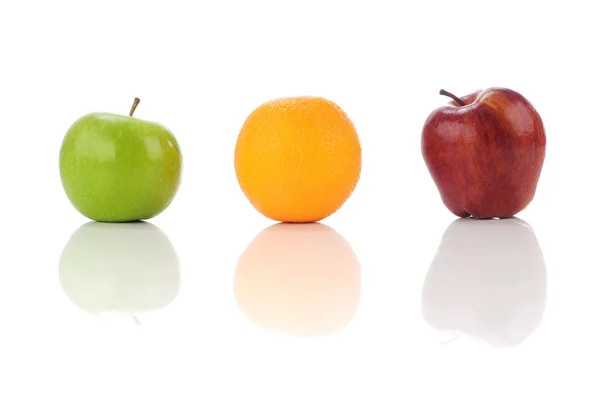 Frutas jugosas de manzana verde, naranja y manzana roja —  Fotos de Stock
