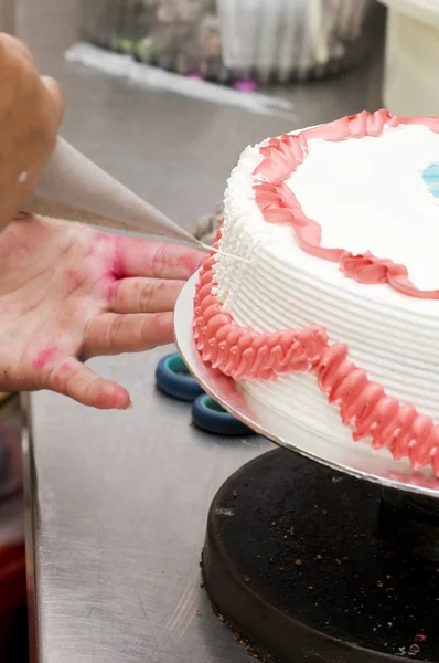 Cake decoration process — Stock Photo, Image