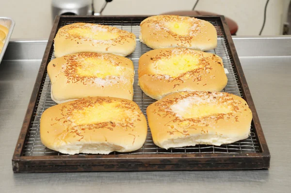 Upieczony chleb na chłodzenie taca — Zdjęcie stockowe