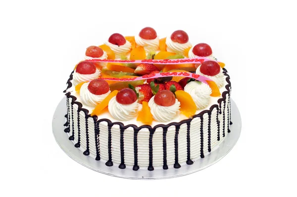 White ijsvorming cake met cherry en aardbei — Stockfoto