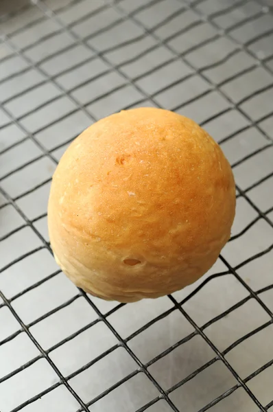 Pão de bola fresco na bandeja legal — Fotografia de Stock