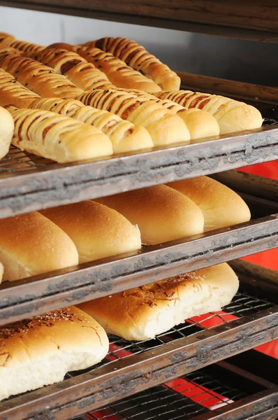 Свежий хлеб на вешалке со стороны — стоковое фото