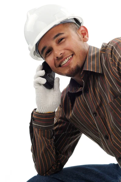 Zufriedene Arbeiter lächeln, wenn sie mit dem Handy sprechen — Stockfoto