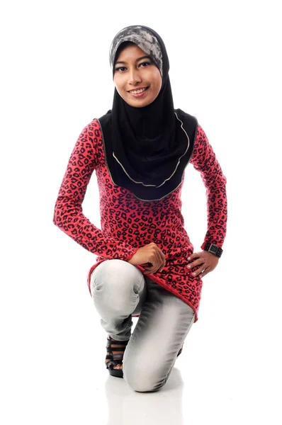 美丽年轻的穆斯林女士坐在膝盖上 — 图库照片