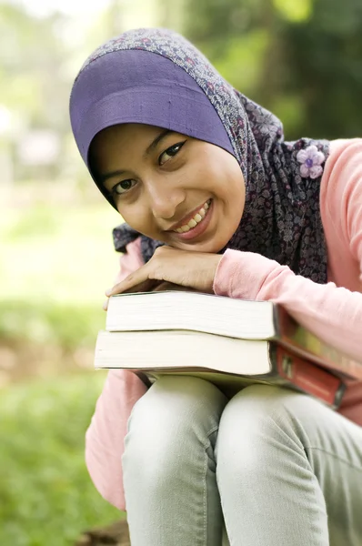 美丽年轻的穆斯林女士拿书 — 图库照片