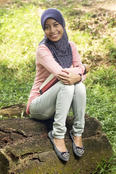 Bonito jovem muçulmano livro abraço senhora — Fotografia de Stock