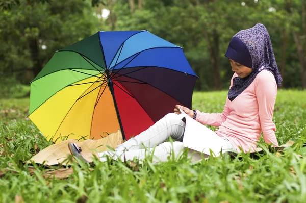 Beautiful young muslim lady read book — Stock Photo, Image