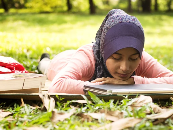 Schöne junge muslimische Dame macht ein Nickerchen — Stockfoto