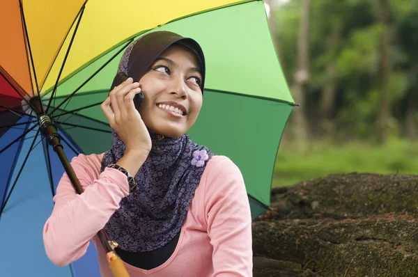 Mooie jonge moslim dame praten met de mobiele telefoon — Stockfoto
