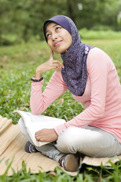 Güzel genç Müslüman Bayan düşünme — Stok fotoğraf