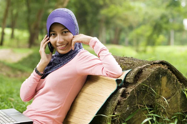 Bela jovem senhora muçulmana com telefone móvel — Fotografia de Stock