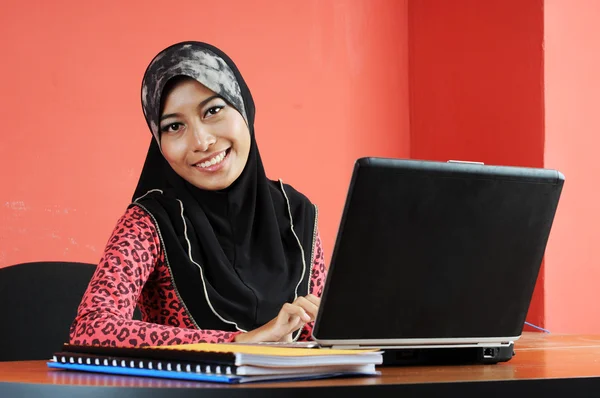 Красивая молодая мусульманка улыбается во время работы Лицензионные Стоковые Изображения