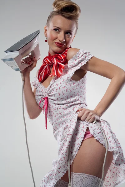 Sexy dívka ve stylu pin-up, pózuje s železem — Stock fotografie