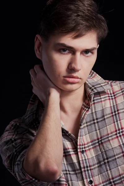 Portret przystojny, młody człowiek w koszuli w kratę — Zdjęcie stockowe