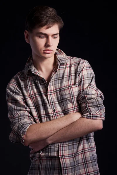 Retrato de um jovem bonito em uma camisa xadrez — Fotografia de Stock