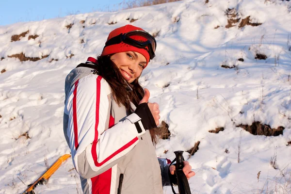 Menina bonita em um terno de esqui e máscara na neve — Fotografia de Stock